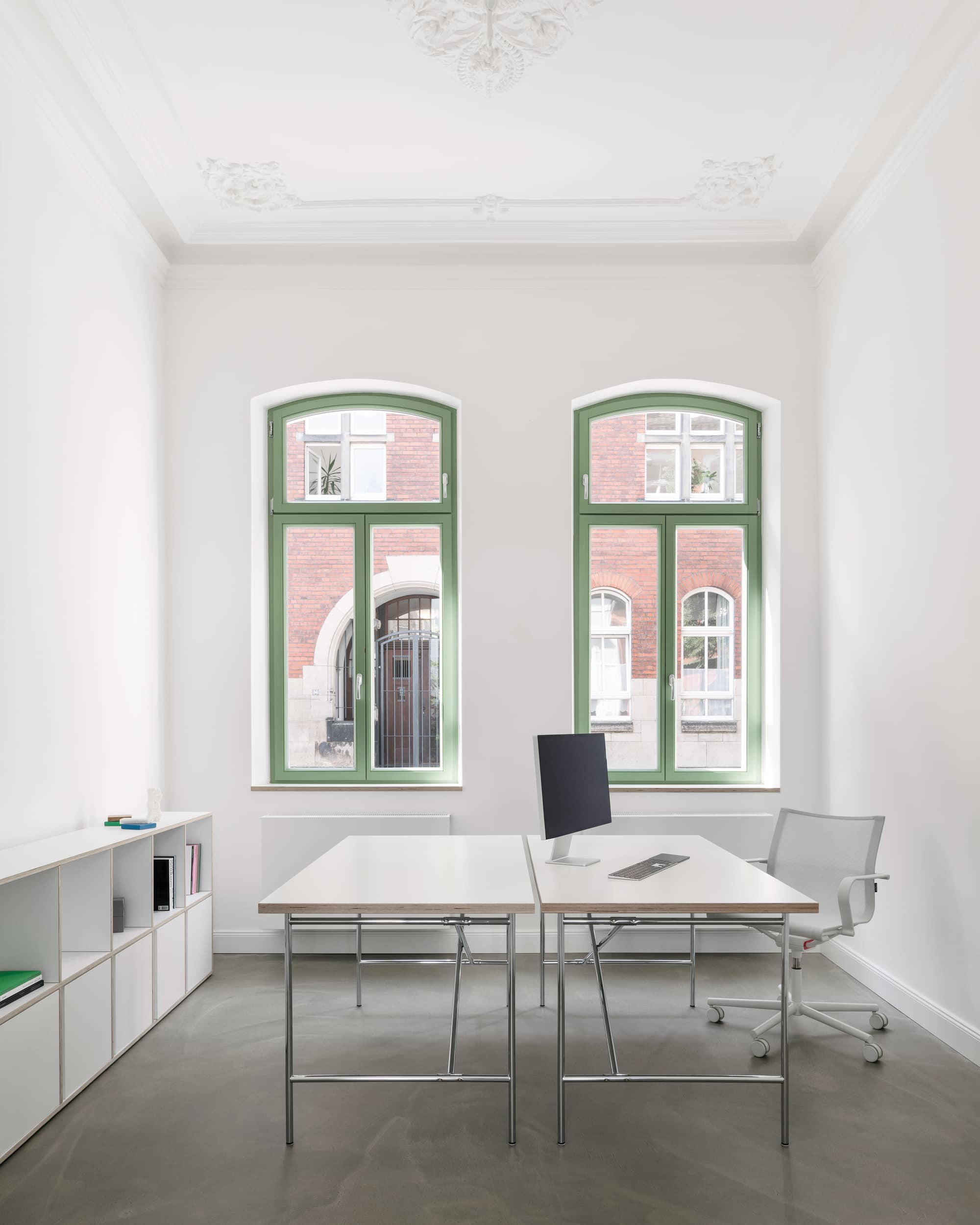 Arbeitsplatz in modernen, minimalistischen Altbau-Office 