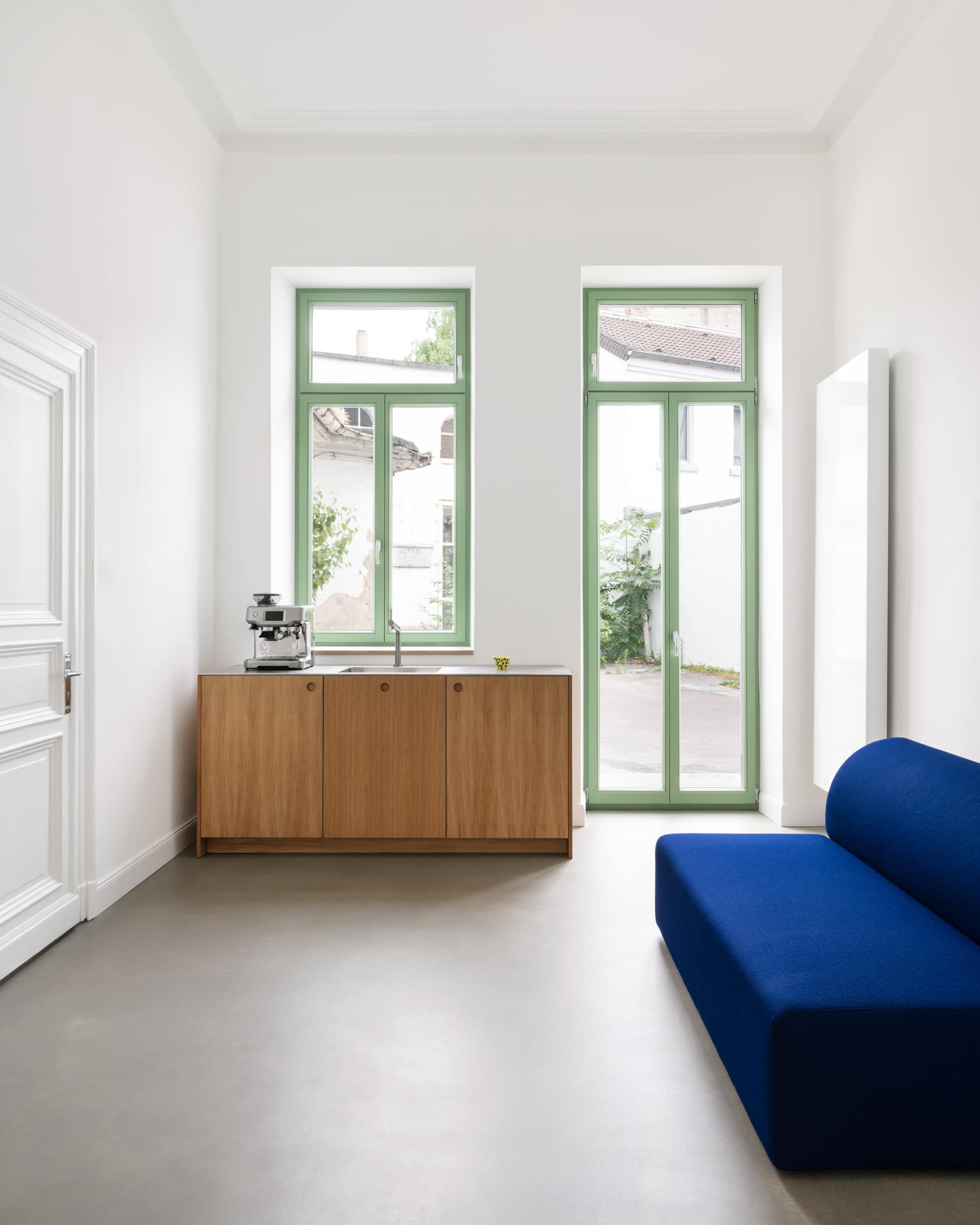 Ansicht einer kleinen modern-minimalistischen Officeküche in Altbau 