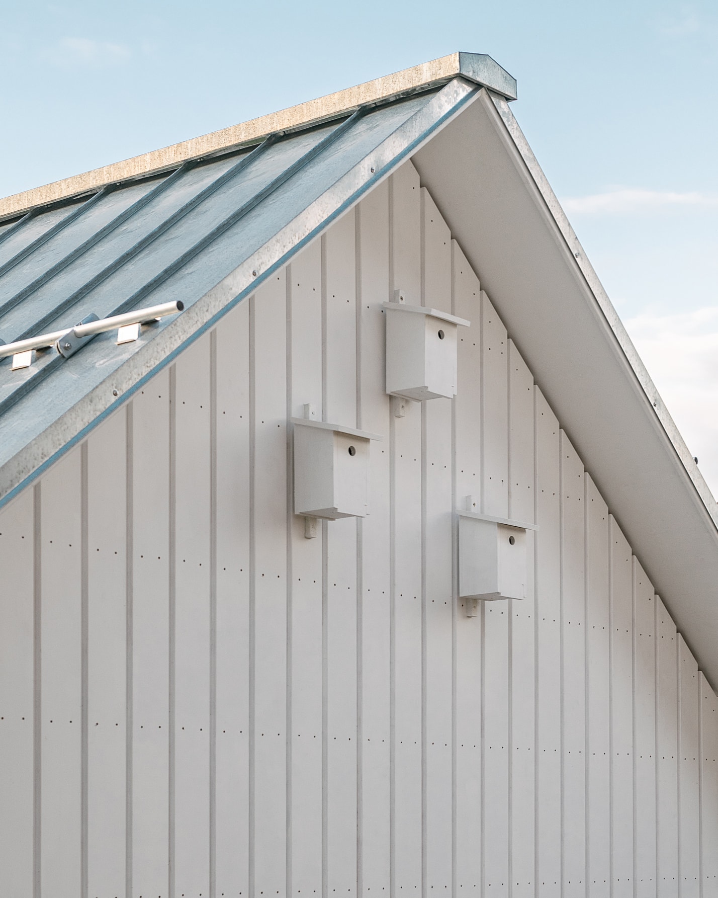 Detailansicht von Vogelkästen an Außenfassade eines nachhaltigebauten Holzhauses. 