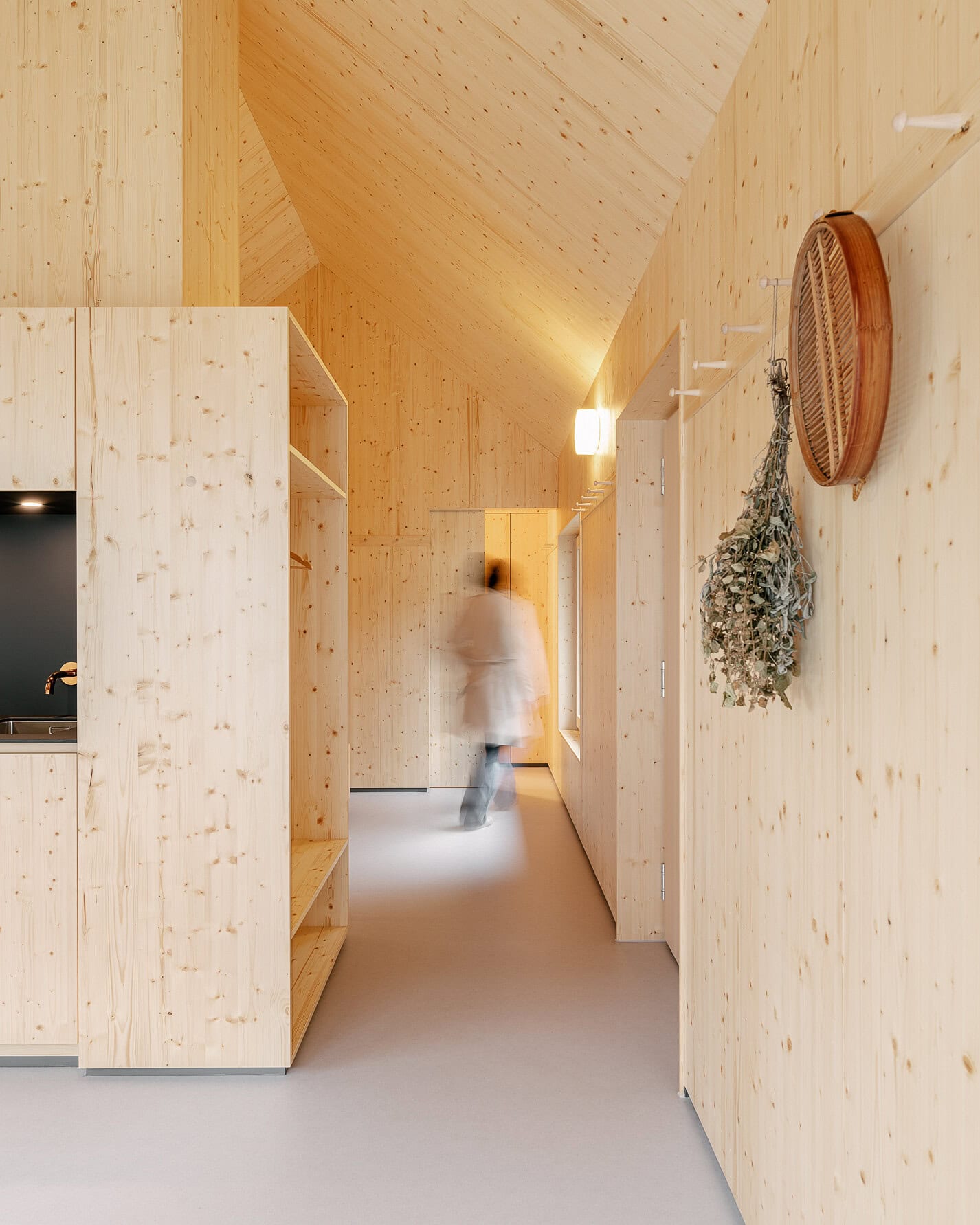 Innenansicht Flur eines nachhaltig gebauten Holzhauses im Schwarzwald 