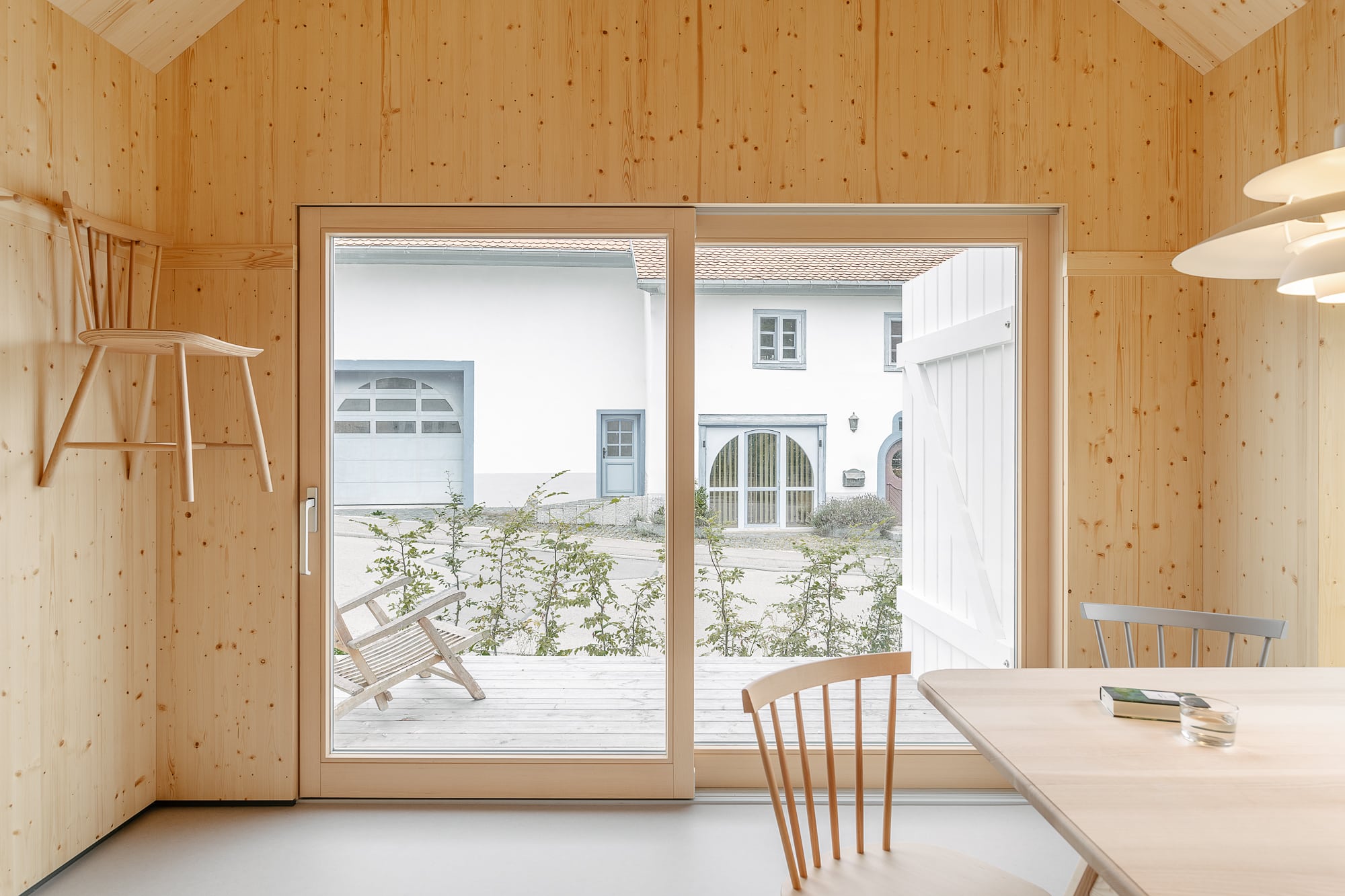 Innenansicht eines nachhaltig gebauten Holzhauses im Schwarzwald 