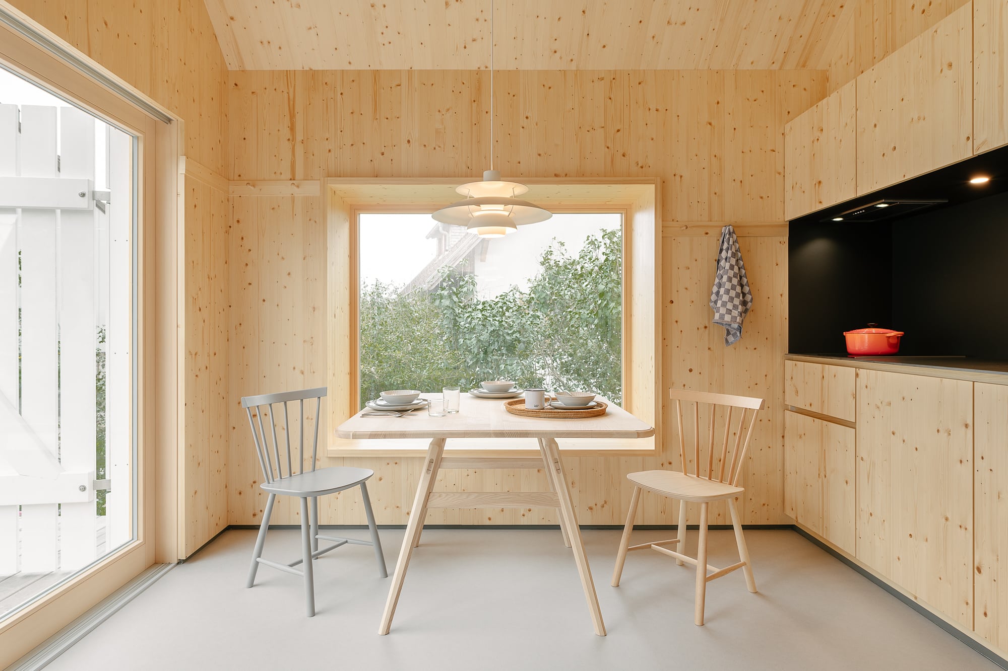 Innenansicht Essbereich eines nachhaltig gebauten Holzhauses im Schwarzwald 