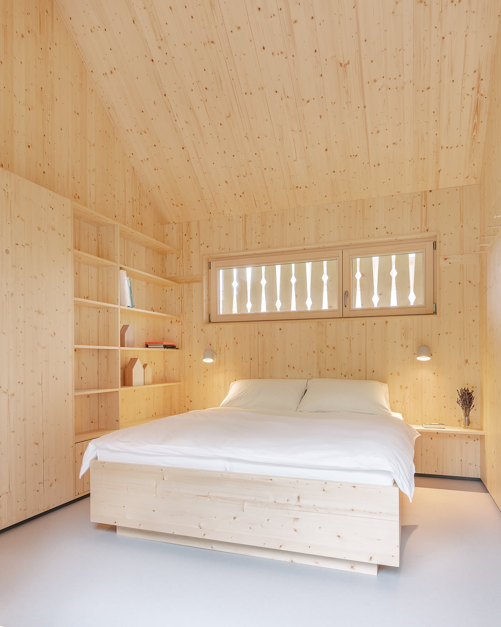 Innenansicht Schlafzimmer eines nachhaltig gebauten Holzhauses im Schwarzwald 