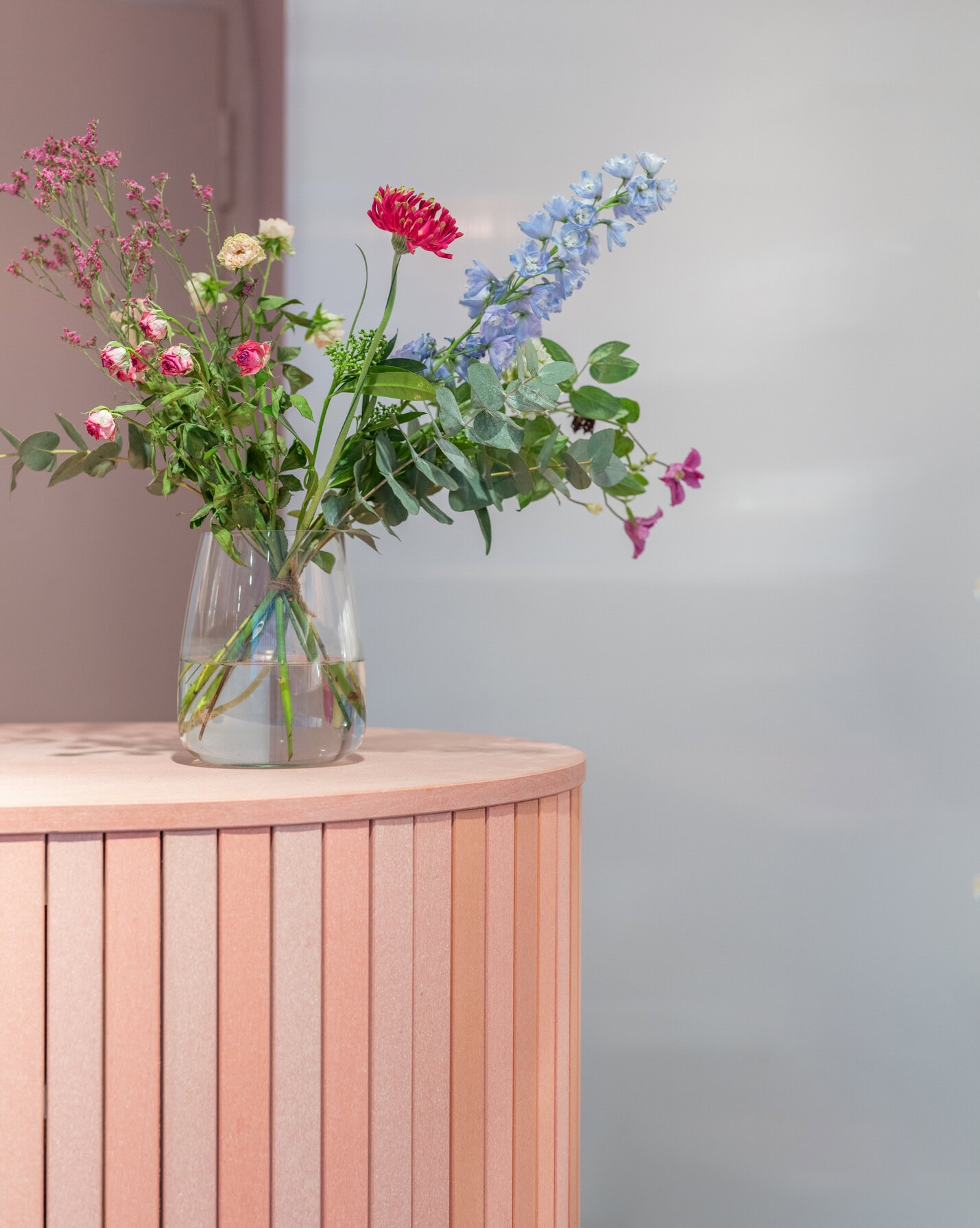 minimalistischer zirkulärer Ladenausbau in Düsseldorf, Detail Blumenstrauß auf Theke 