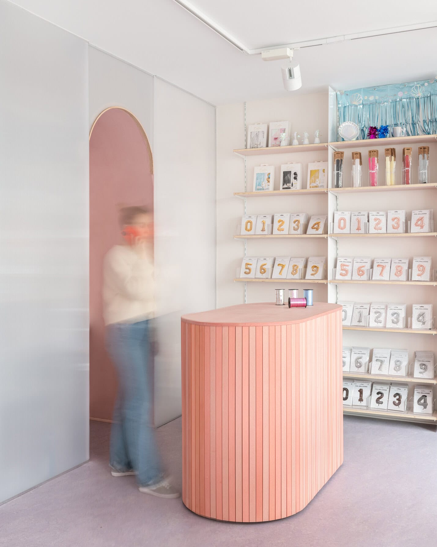 minimalistischer zirkulärer Ladenausbau in Düsseldorf 