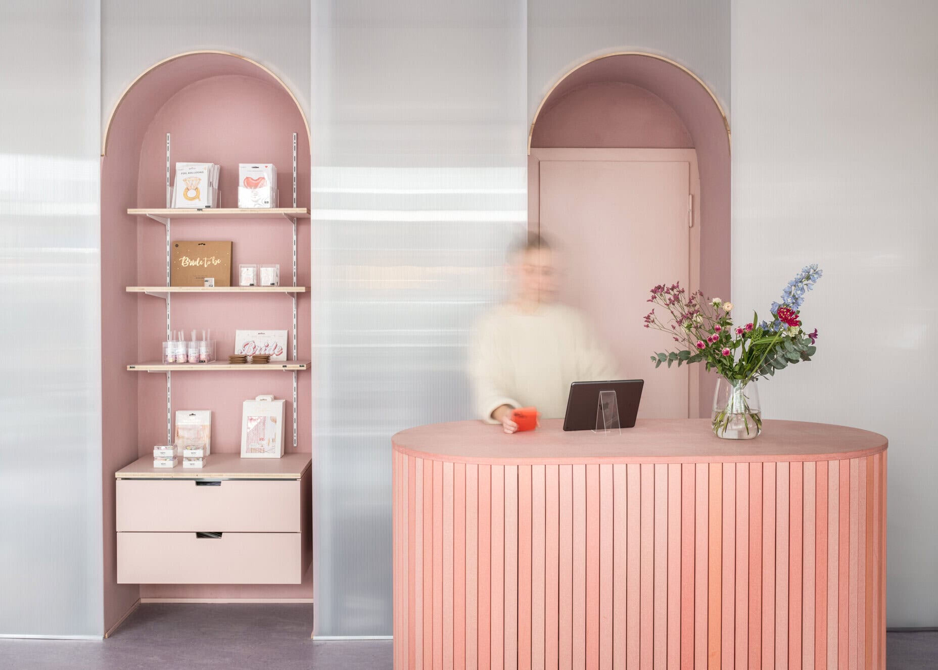 minimalistischer zirkulärer Ladenausbau in Düsseldorf 