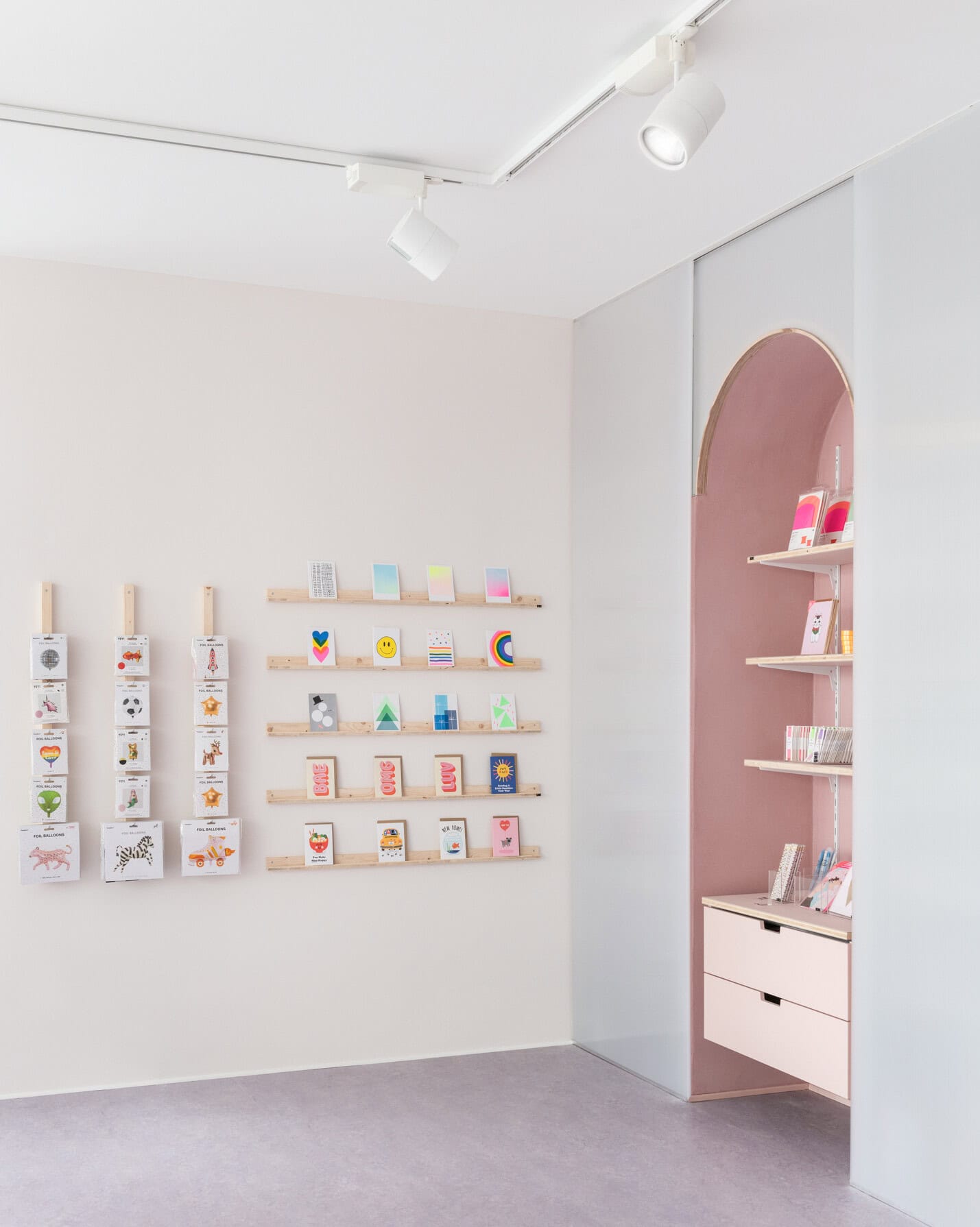 minimalistischer zirkulärer Ladenausbau in Düsseldorf 