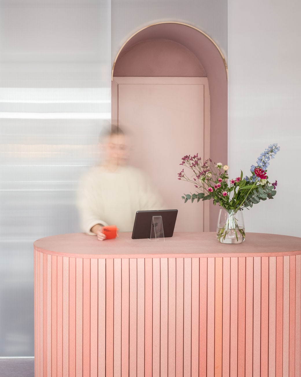 minimalistischer zirkulärer Ladenausbau in Düsseldorf 
