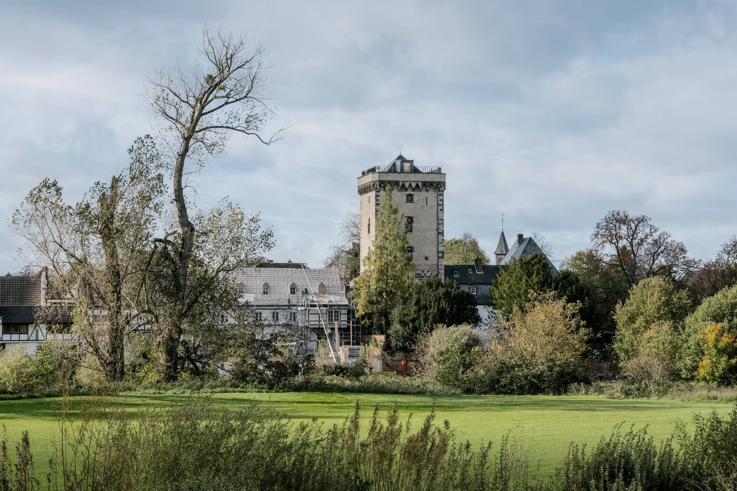 Außenansicht Rheinturm Zons – Architekturfotografie Bestandsarchitektur 