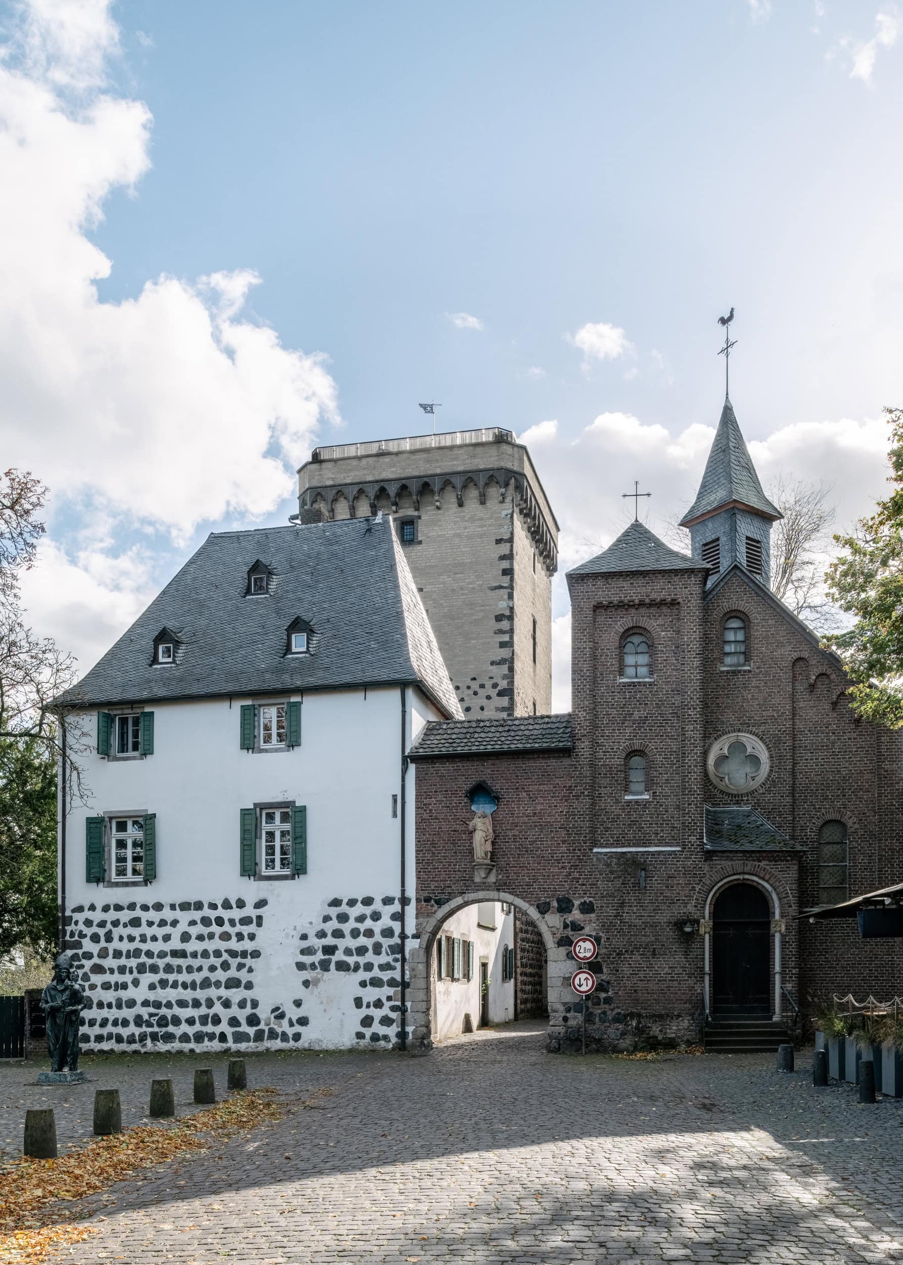 Außenansicht Rheinturm Zons – Architekturfotografie Bestandsarchitektur 