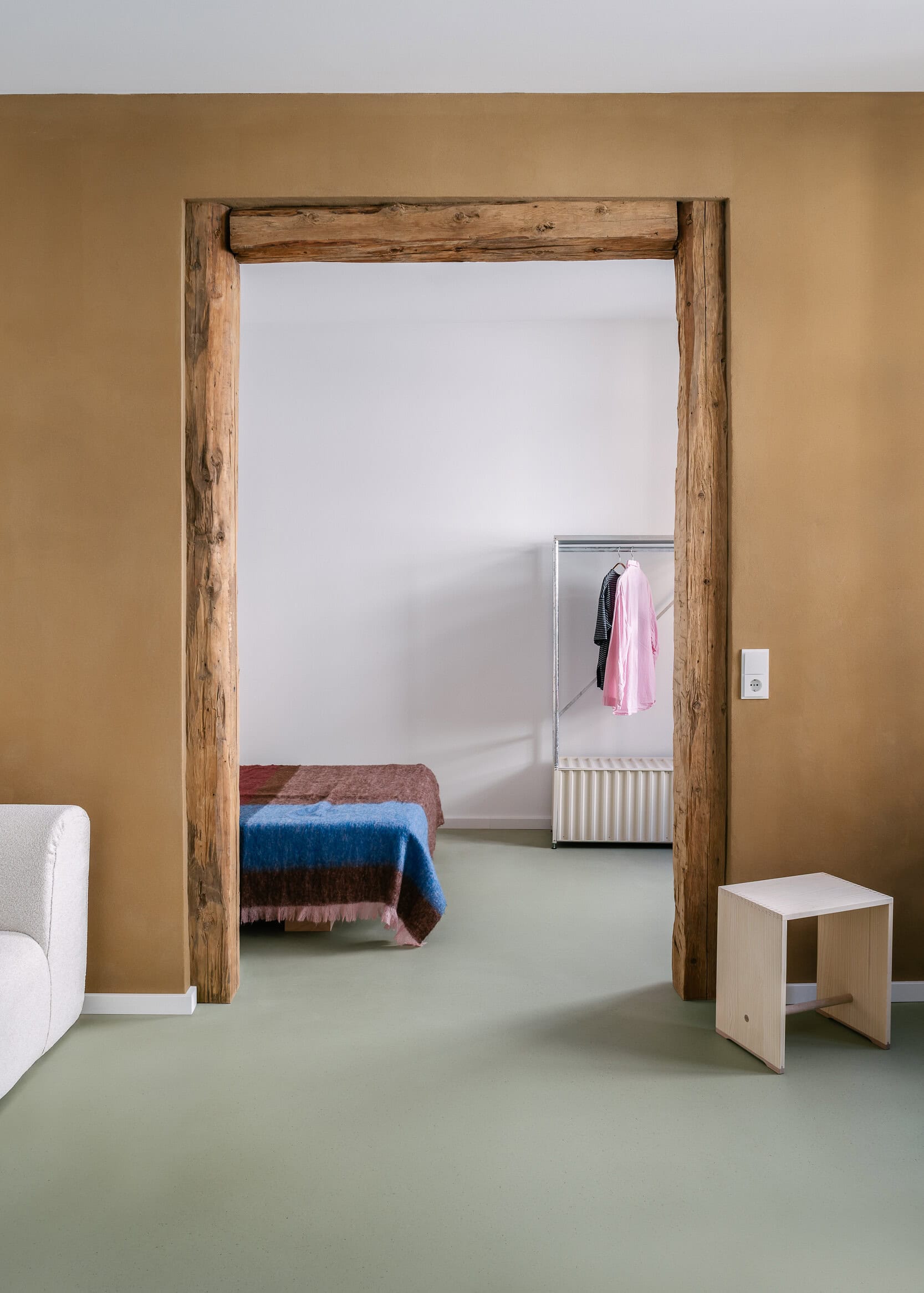 Moderner Innenraum mit Holzbalken und minimalistischem Design. 